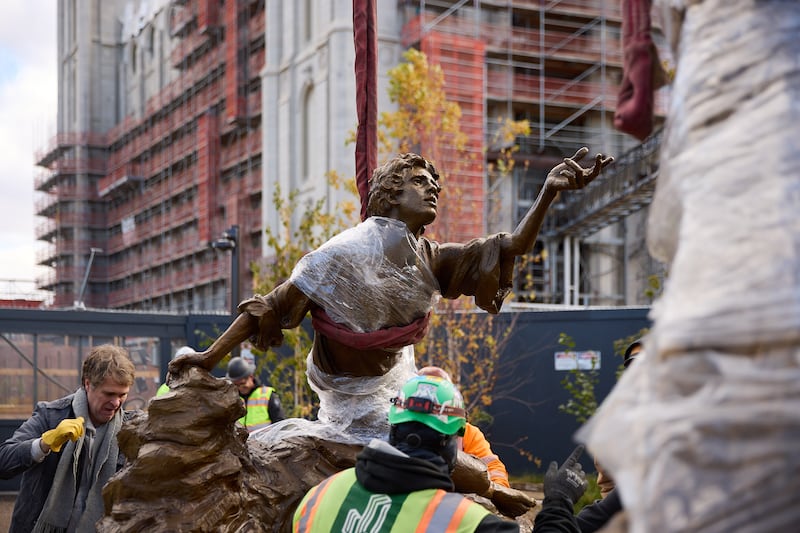O escultor Michael Hall ajuda a colocar a estátua da Primeira Visão na Praça do Templo na quarta-feira, 6 de novembro de 2024.
