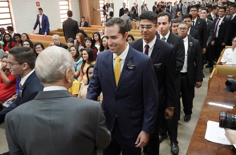 Presidente Russell M. Nelson, de A Igreja de Jesus Cristo dos Santos dos Últimos Dias, cumprimenta os missionários na Missão Brasil Brasília, em Brasília, na sexta-feira, dia 30 de agosto de 2019.