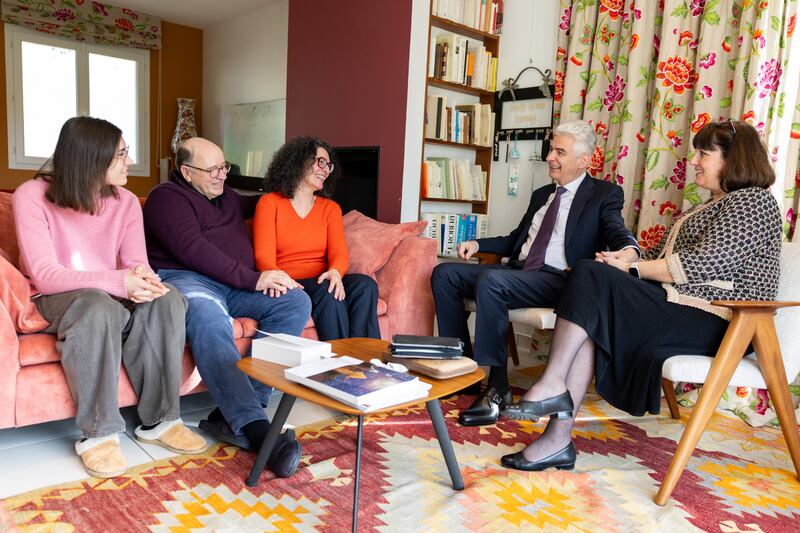 Élder Gérald Caussé do Quórum dos Doze Apóstolos e sua esposa, Valérie, conversam com a família Pelous em Paris, França, no sábado, 21 de fevereiro de 2026. Élder Caussé ministrou a Sylvian Pelous por muitos anos enquanto servia como líder local em Paris há mais de 20 anos.