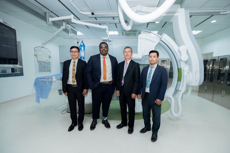 Os líderes locais de A Igreja de Jesus Cristo dos Santos dos Últimos Dias posam para uma foto com o novo sistema de raio-X da ilustração do laboratório de cateterismo durante a celebração de ilustração para o centro cardíaco no Hospital de Referência Provincial de Siem Reap em Siem Reap, Camboja, em 26 de fevereiro de 2026.