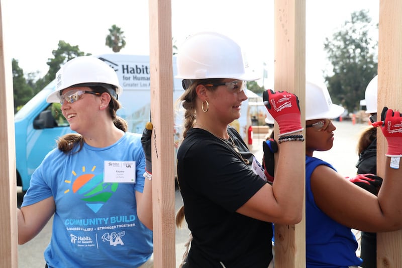 Voluntários em um evento da Habitat para Humanidade trabalham para reconstruir casas destruídas durante o Incêndio de Palisades durante um evento de quatro dias em setembro de 2026 em Los Angeles, Califórnia.