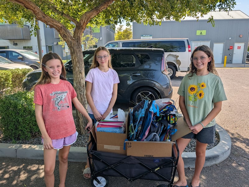 Crianças da Primária do Estaca Mesa Hermosa Vista Arizona, em Mesa, Arizona, coletam livros e material escolar doados para beneficiar A New Leaf, como parte do Dia Nacional de Serviço e Recordação no sábado, 12 de setembro de 2026.