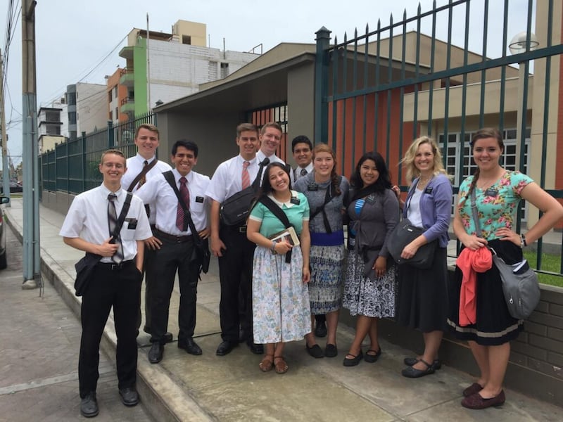 Sister Becky Larson, a segunda a partir da direita, é fotografada com um grupo de missionários durante uma atividade de contato na Zona de Maranga na Missão Peru Lima Central. A sister Larson e seu marido, o presidente Steve Larson, serviram de 2015 a 2018.