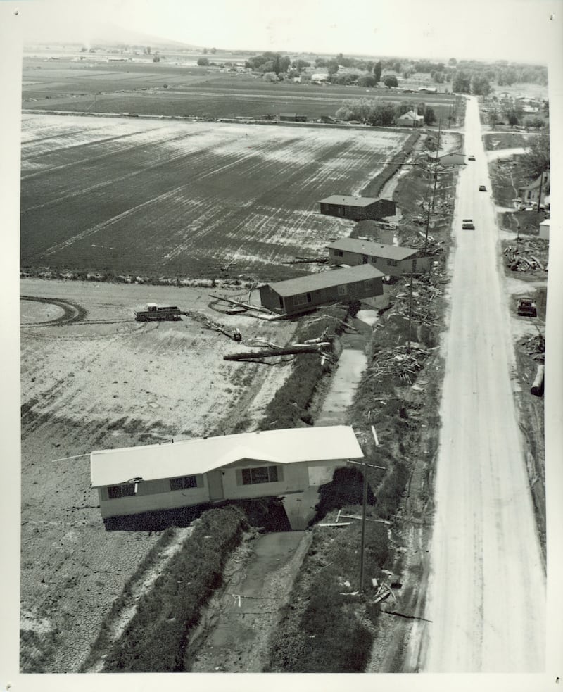 Uma foto aérea mostra uma fileira de casas arrancadas de suas fundações após o colapso da Barragem de Teton no sábado, 5 de junho de 1976.