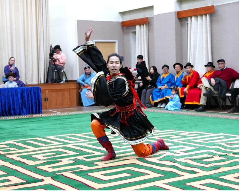 Um jovem realiza uma dança em traje tradicional mongol durante uma celebração de Ano Novo Lunar e história da família na Mongólia em 14 de fevereiro de 2026.
