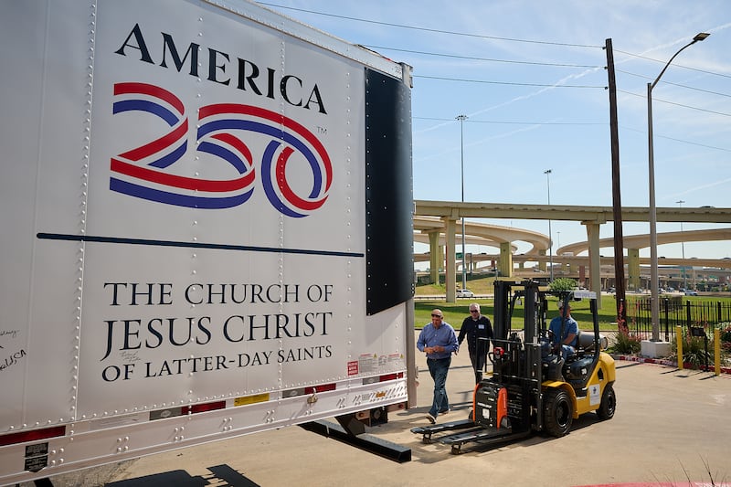 Voluntários ajudam a descarregar caixas de alimentos entregues de A Igreja de Jesus Cristo dos Santos dos Últimos Dias para Joe's Food Pantry em Dallas, Texas, na quinta-feira, 14 de maio de 2026.