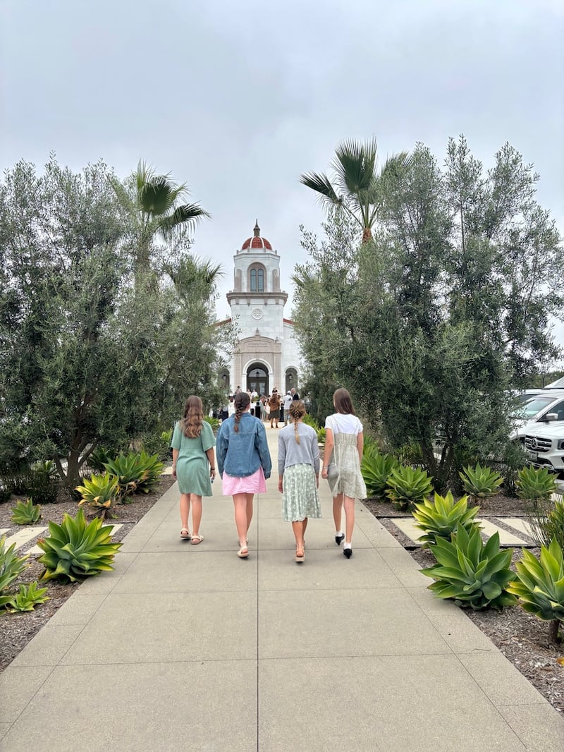 Jovens mulheres caminham nos jardins do Templo de Yorba Linda Califórnia durante a visitação pública de Yorba Linda, Califórnia, no sábado, 2 de maio de 2026.