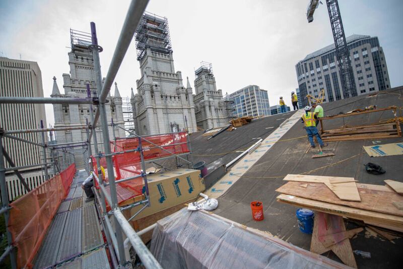 A instalação de duas novas treliças no telhado é concluída, Templo de Salt Lake, setembro de 2021.