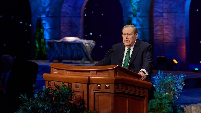 O Presidente Jeffrey R. Holland fala durante o devocional de Natal da Primeira Presidência transmitido no domingo, 7 de dezembro de 2025.
