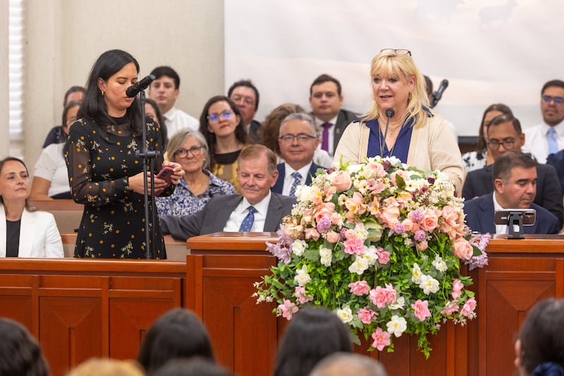 Irmã Lesa Stevenson dirige-se aos Santos dos Últimos Dias em Cali, Colômbia, na segunda-feira, 24 de agosto de 2026.