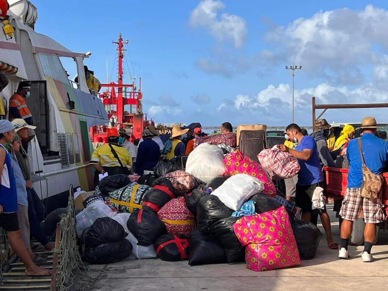 Suprimentos doados por membros da Estaca Nuku’alofa Tonga, aguardam para serem carregados em um navio com destino às ilhas externas de Tonga.