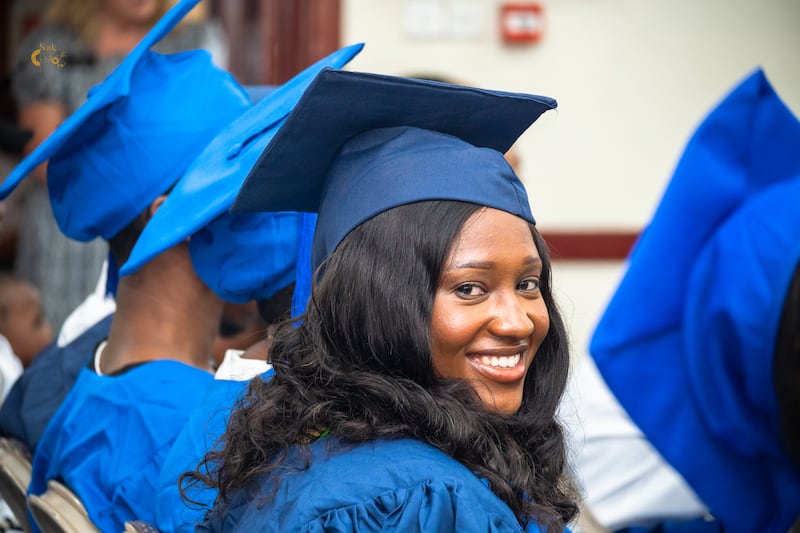 Um estudante sorri para a câmera em Ashaiman, Gana, durante uma formatura da BYU-Pathway em 30 de julho de 2025.