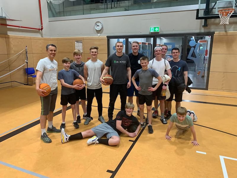 Parker Van Dyke, ao centro, organiza uma clínica de basquete para os rapazes da Ala Bitburg da Estaca Kaiserslautern Alemanha em 2023.