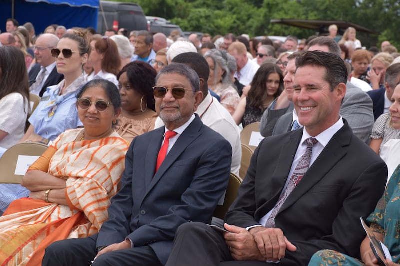 Santos dos Últimos Dias e membros da comunidade reúnem-se na cerimônia de abertura de terra para o Templo de Springfield Missouri.