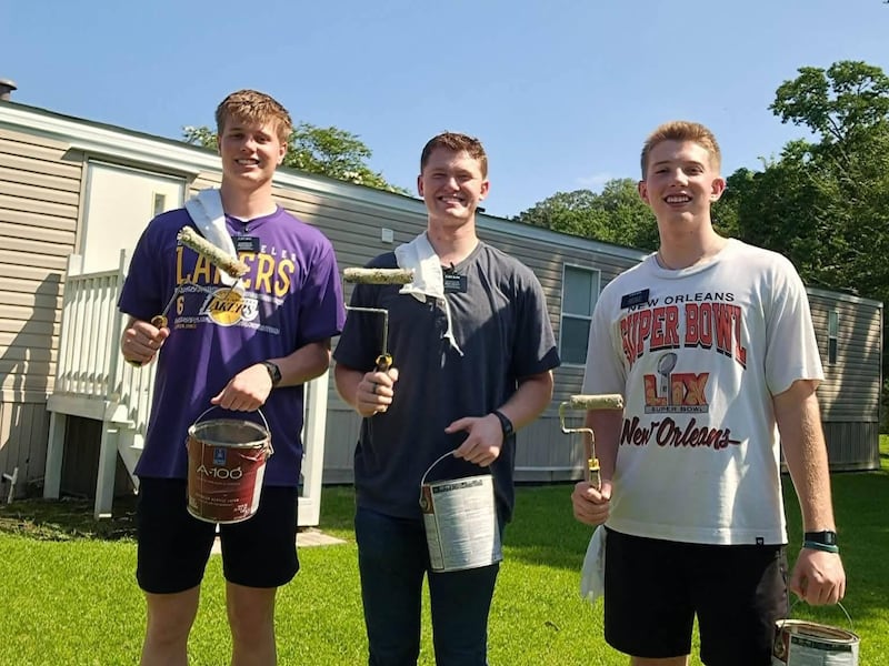 Missionários da Missão Baton Rouge da Louisiana prestam serviço em 4 de julho de 2026. Mais de 150 missionários da Louisiana celebraram o 250º aniversário da América com 250 horas de serviço comunitário e 250 convites para adorar.