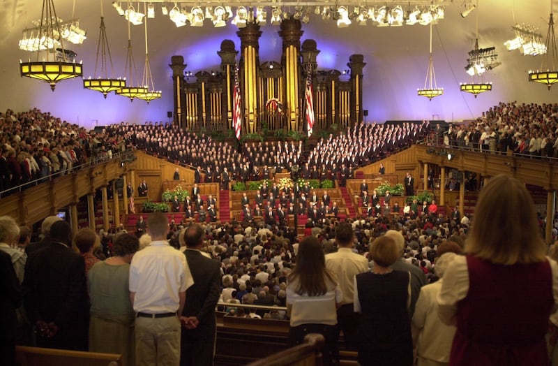 Milhares de pessoas se reúnem para prestar respeitos e recordar aqueles perdidos nos ataques terroristas de terça-feira, 11 de setembro de 2001, no Tabernáculo de Salt Lake. Foto de Scott G Winterton, Deseret News.