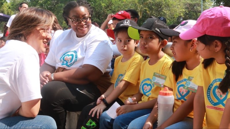 A irmã Tracy Y. Browning interage com crianças durante uma atividade de serviço comunitário de Tuxtla Gutiérrez, Chiapas, México, em maio de 2026.