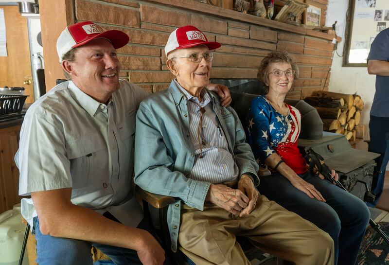 O Presidente Dallin H. Oaks, ao centro, está sentado com sua irmã, Evelyn Oaks Moody, à direita, e Élder Ryan K. Olsen, um Setenta Autoridade Geral, em um reunião de família no sábado, 4 de julho de 2026, em Joe's Valley, Utah.