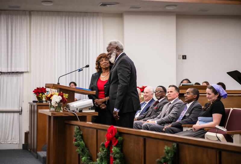 Vernon e Linda James recebem o prêmio de serviço deles e falam sobre os 40 anos do Fort Worth Save Our Children Learning Center no devocional Saints in Unity em Fort Worth, Texas, em 16 de novembro de 2025.