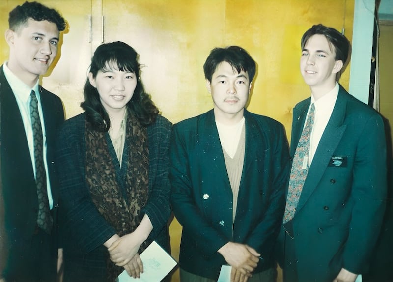 Odgerel Ochirjav posa para uma foto em Ulaanbaatar, Mongólia, com Elder Bradley Pierson, à esquerda, e Elder Jason Hall, à direita, os missionários que o ensinaram em 1995. Soyolmaa Urtnasan, a segunda da esquerda, serviu como tradutora durante suas aulas.