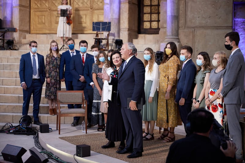 Élder Ronald A. Rasband e sua esposa, a irmã Melanie Rasband, com seus netos e sobrinhos no final da transmissão do evento Cara a Cara para jovens adultos em Goshen, Utah, no domingo, 13 de setembro de 2020.
