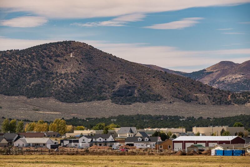 Um E maiúsculo em uma colina pode ser visto da cidade de Enterprise, Utah, no domingo, dia 17 de outubro de 2021.