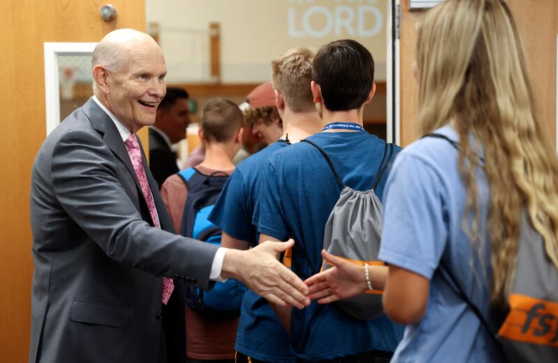 Élder Dale G. Renlund, do Quórum dos Doze Apóstolos de A Igreja de Jesus Cristo dos Santos dos Últimos Dias, cumprimenta os jovens participantes da conferência Para o Vigor da Juventude no Instituto de Religião em Salt Lake City na quarta-feira, 20 de julho, 2022.