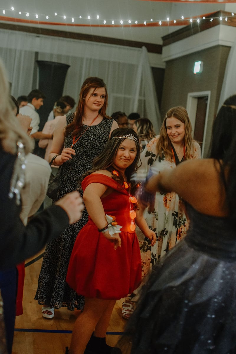 Jovens mulheres dançam no Dazzle Prom realizado em Las Vegas, Nevada, 13 de fevereiro de 2026.