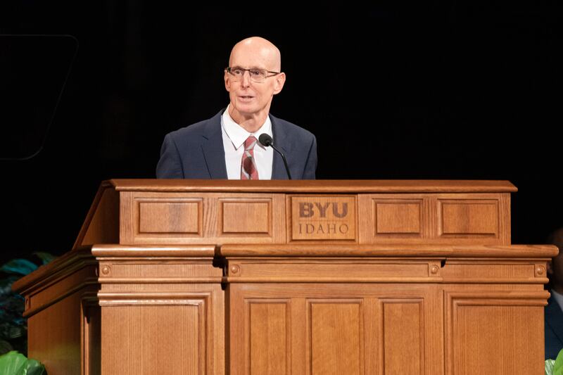 O presidente da BYU–Idaho, Henry J. Eyring, fala no primeiro devocional do semestre do outono, em 13 de setembro de 2022, no campus em Rexburg, Idaho.