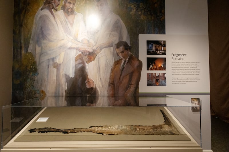 Um pequeno fragmento da pintura original de Minerva Teichert, “Restauração do Sacerdócio de Melquisedeque”, que foi destruída no incêndio do Tabernáculo de Provo em 2010, está em exibição no Museu de História da Igreja.