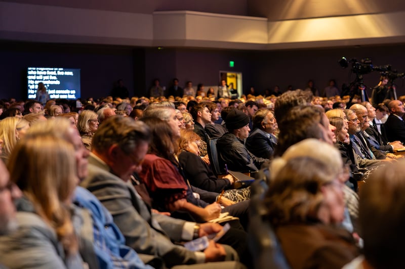 Membros da audiência escutam enquanto Élder Dale G. Renlund do Quórum dos Doze Apóstolos fala no Neal A. Maxwell Institute for Religious Scholarship na Brigham Young University em Provo, Utah, na terça-feira, 13 de outubro de 2026.