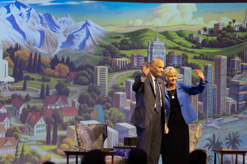 Élder Dale G. Renlund do Quórum dos Doze Apóstolos e sua esposa, irmã Ruth Renlund, discursam para jovens adultos em todo o mundo durante a transmissão de um Devocional Mundial no Tabernáculo de Salt Lake, transmitido em 11 de setembro de 2022.