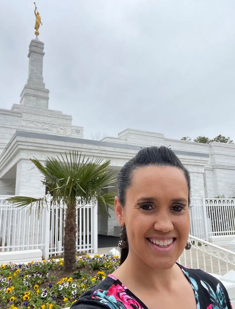 Vanessa Duerson sorri para uma foto do lado de fora do Templo de Columbia Carolina do Sul em Columbia, Carolina do Sul, em 16 de julho de 2026.