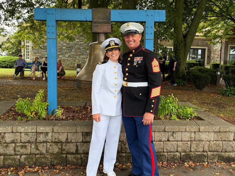 À esquerda, Tenente, j.g. Stacie Powell está com seu marido, Sargento Mestre de Artilharia aposentado Josh Powell, na Base Naval de Newport em Newport, Rhode Island, em 26 de setembro de 2025.