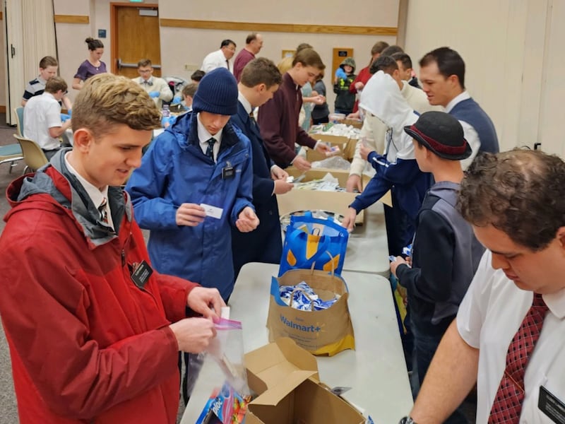 Missionários de A Igreja de Jesus Cristo dos Santos dos Últimos Dias da Missão Colorado Colorado Springs, montam kits de higiene para os necessitados em Pueblo, Colorado, em 25 de dezembro de 2023.