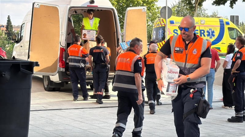 Voluntários da Fundação Godmother, uma ONG católica que auxilia pessoas deslocadas por incêndios florestais, organizam suprimentos de alimentos fornecidos por A Igreja de Jesus Cristo dos Santos dos Últimos Dias para atender aos evacuados em Bordeaux, França em julho de 2026.
