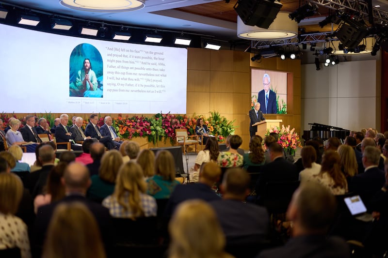 Élder Gerrit W. Gong, do Quórum dos Doze Apóstolos, discursa no Seminário de 2026 para Novos Líderes de Missão no Centro de Treinamento Missionário de Provo, em Provo, Utah, no dia 20 de junho de 2026.