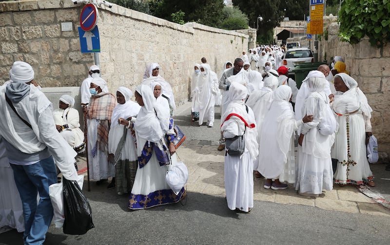 Adoradores caminham na Cidade Velha em Jerusalém, Israel, no domingo, 23 de abril de 2023.