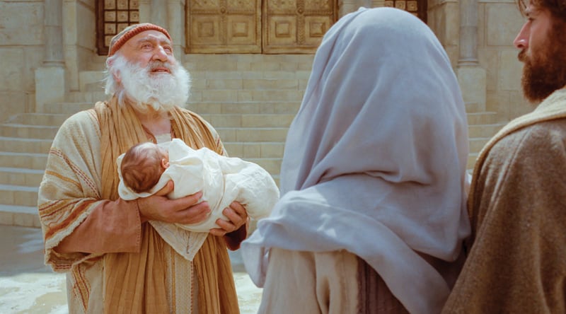 Cena da série Vídeos da Bíblia retrata o menino Jesus sendo apresentado a Simeão no templo.