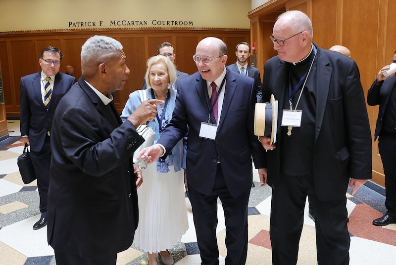 Élder Quentin L. Cook, Sister Mary Cook, Reverend Eugene Rivers e Cardeal Timothy Dolan falam juntos durante o Notre Dame Religious Liberty Summit na University of Notre Dame em South Bend, Indiana, na segunda-feira, dia 28 de junho de 2021.