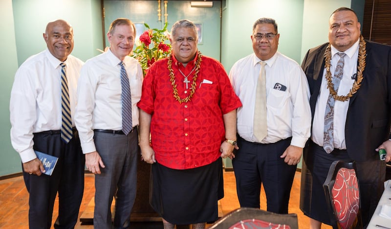 Elder Taniela Wakolo, um Setenta Autoridade Geral, e Elder Gary E. Stevenson do Quórum dos Doze Apóstolos, à esquerda, se reúnem com o Laaulialemalietoa Polataivao Fosi Schmidt, o primeiro-ministro do Estado Independente de Samoa, em Apia, Samoa, em 22 de maio de 2026.