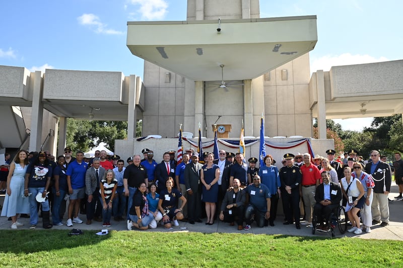 Voluntários posam para uma foto junto com líderes comunitários e de fé em um evento do Dia Nacional de Serviço e Lembrança em Houston, Texas, no Cemitério Nacional de Houston, no sábado, 12 de setembro de 2026.