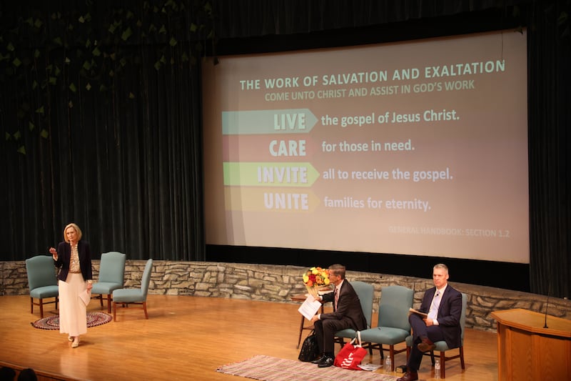 Presidente Bonnie H. Cordon, presidente geral das Moças, treina líderes de jovens, assim como de jovens adultos, em Nauvoo, Illinois, em 24 de setembro de 2022.