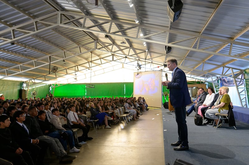 Bispo Sean Douglas, segundo conselheiro do Bispado Presidente, fala aos jovens em uma sessão da conferência For the Strength of Youth no Chile em 12 de fevereiro de 2026.