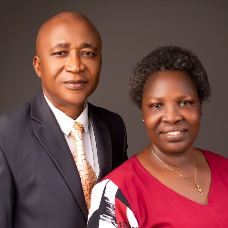 Michael O. Oboh e Margaret Adejoke Oboh, que servirão como presidente e companheira da Missão Nigéria Enugu a partir de julho de 2026.