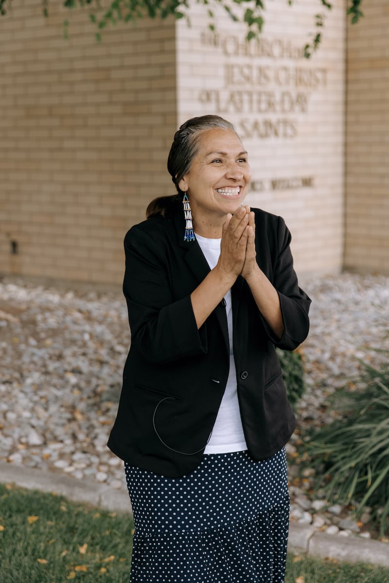 Andrea Beyta fala com os meios de comunicação do lado de fora do Centro de Estaca Spokane Washington North, após uma reunião especial de várias estacas em Spokane, Washington, no domingo, 23 de agosto de 2026.