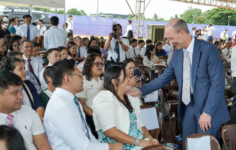 Élder Steven D. Shumway — um Setenta Autoridade Geral e membro da presidência da Área das Filipinas, à direita — cumprimenta os convidados e participantes na cerimônia de inauguração do Templo Naga Filipinas em 8 de agosto de 2026, em Naga City, Filipinas.