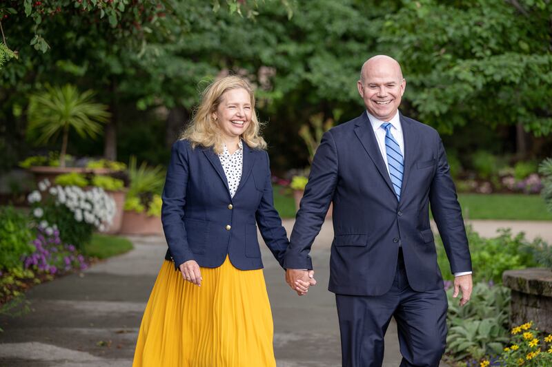 Élder Alvin F. Meredith III, o novo presidente da BYU-Idaho, de mãos dadas com sua esposa, a irmã Jennifer Meredith, enquanto caminham pelo campus da BYU-Idaho em Rexburg, Idaho. O presidente Meredith está sendo empossado nesta terça-feira, 10 de outubro de 2023.