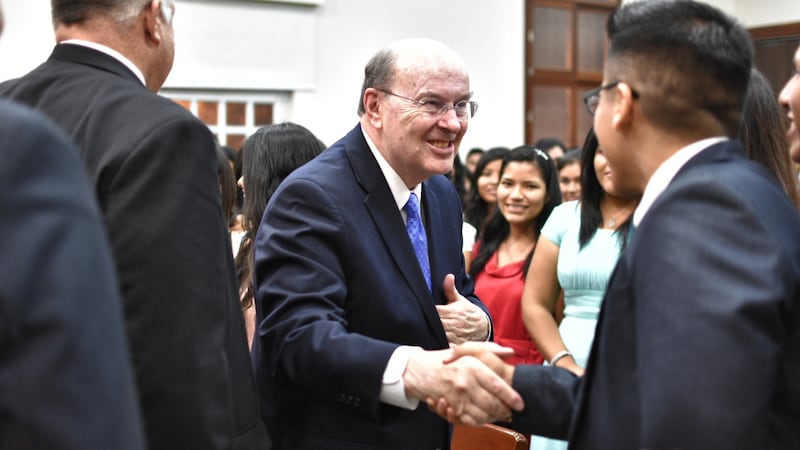 Élder Quentin L. Cook do Quórum dos Apóstolos, ao centro, cumprimenta líderes do sacerdócio em Tegucigalpa, Honduras, em fevereiro de 2023.
