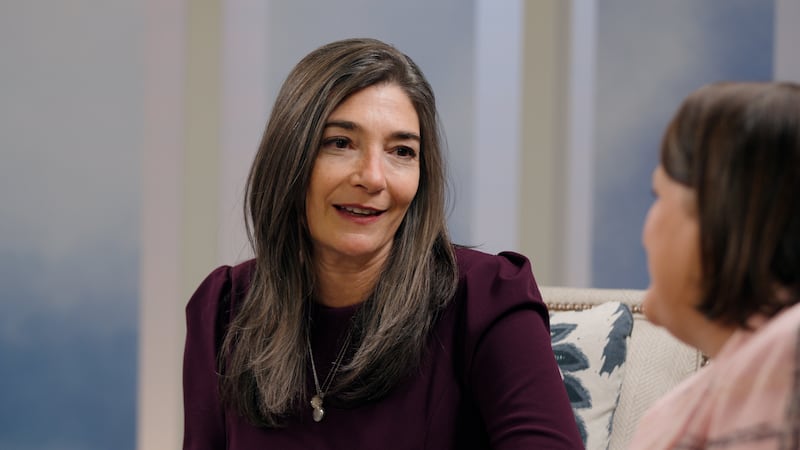 A irmã Andrea Muñoz Spannaus, segunda conselheira da presidência geral das Moças, fala na quarta-feira, 22 de abril de 2026, no podcast Church News.